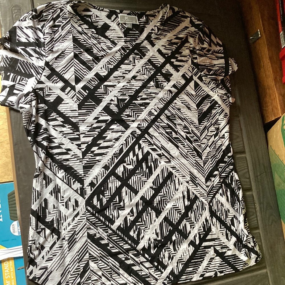 Woman’s JM Collection top size large